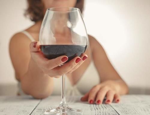 食物|睡前“3不碰”、睡觉“3不带”,具体指什么?照做的人更健康