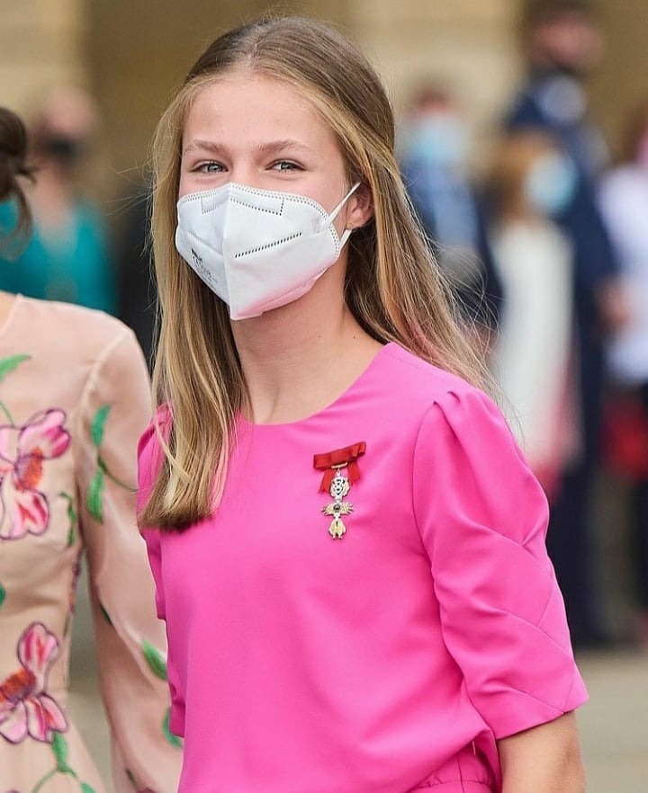 公主|西班牙公主莱昂诺尔真会穿,玫红色连衣裙青春靓丽,活泼可爱