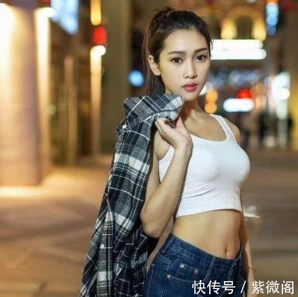 别致|小妹妹曲线优美,穿搭紧身牛仔裤,呈现婉约别致女性韵味!