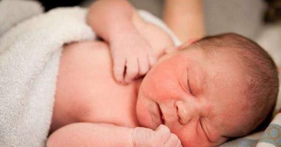 什么时候给新生儿添加辅食最合适?一定不能早于这个时期