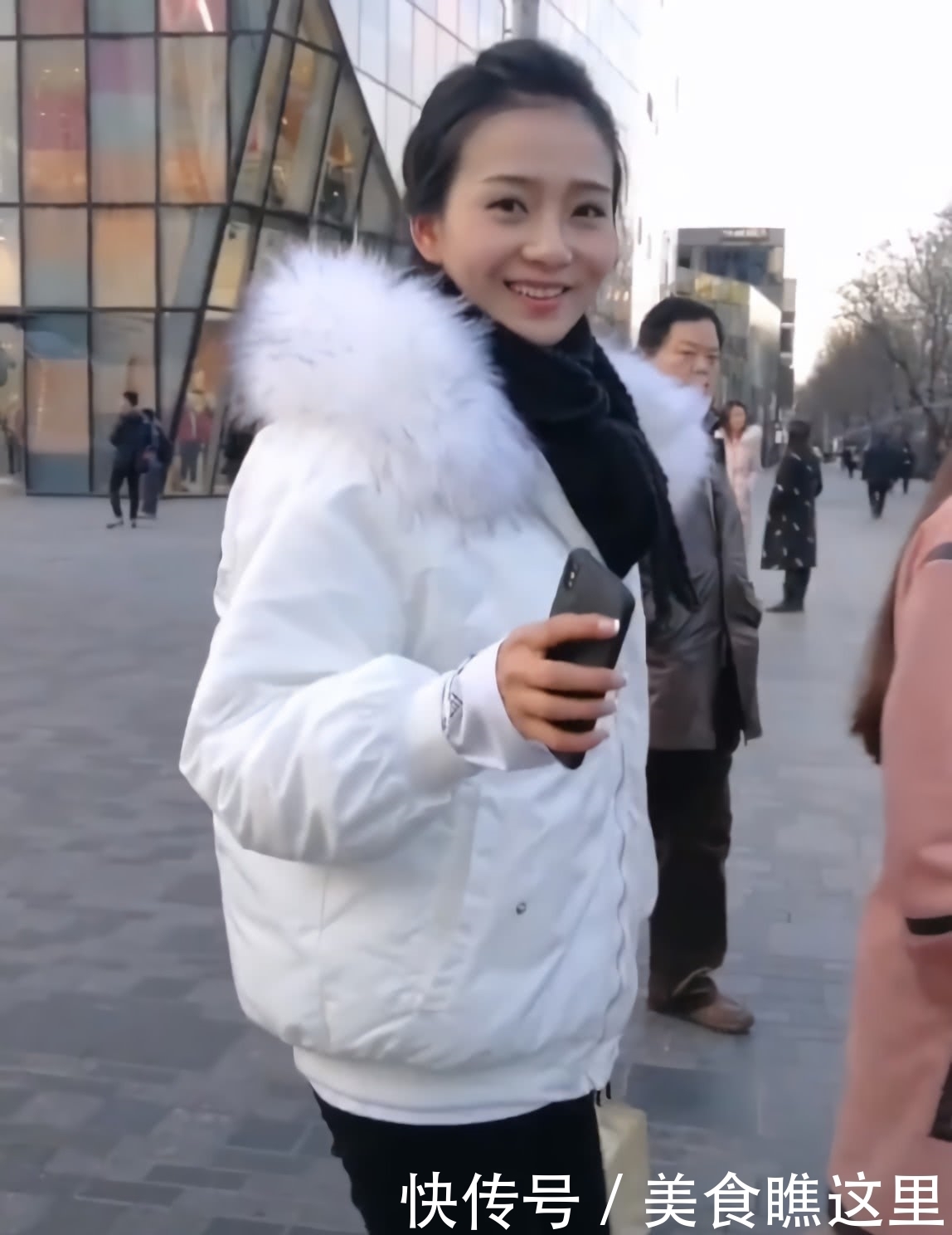 鞋子|美女的“煤球腿”绝了,鞋子要整成“树杈”才能穿,却贼显腿长!