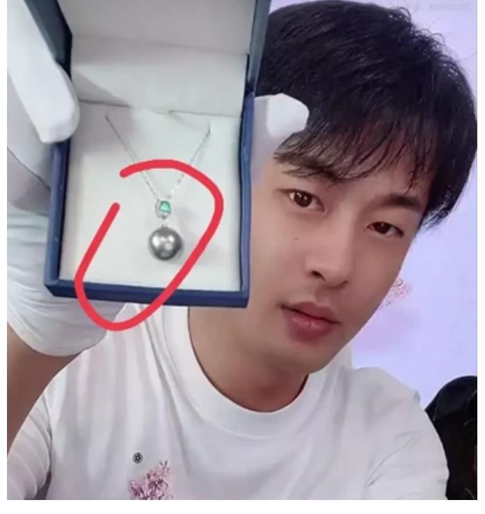 直播|真假？辛巴徒弟直播带货13万名表卖400，8888元黑珍珠吊坠卖999
