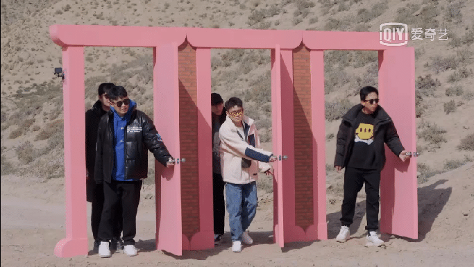 陈赫、郭京飞吃蒸海鲜超享受!下一秒却被“打包”带走?