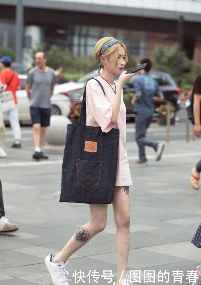 街拍：越来越多的姑娘开始选择外穿瑜伽裤，线条美感十足！