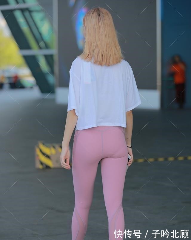 时尚 青春时尚的打底裤装扮,带来活力四射的感觉,保暖时尚!