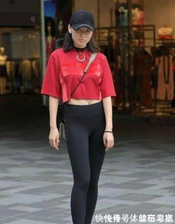 打底裤 黑色打底裤搭配短款红色上衣,柔滑细腻,较青春时尚!