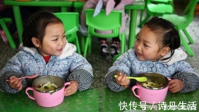 午餐照|幼儿园老师群里晒孩子午餐，引发宝妈不满，直言这饭菜能吃吗