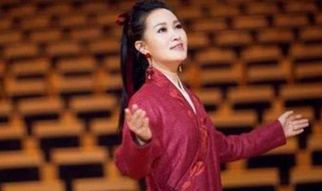 木兰舟&她是首位博士级歌唱家,曾12次登上春晚舞台,如今42岁风采依旧