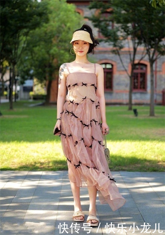 路人街拍,美女穿着一件黑色的打底衫,将修身进行到底