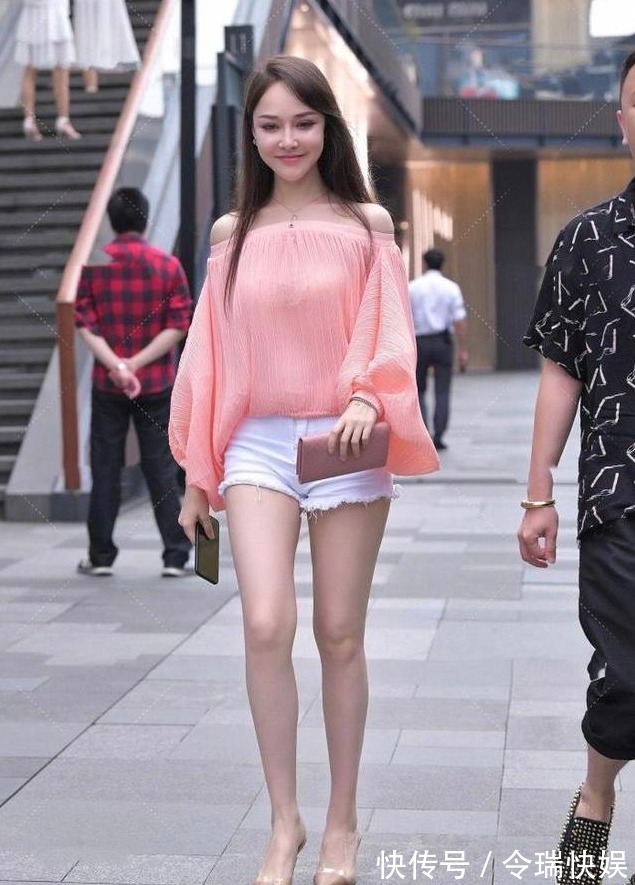 版型 粉色上衣搭配白色牛仔短裤,温柔典雅,气质迷人