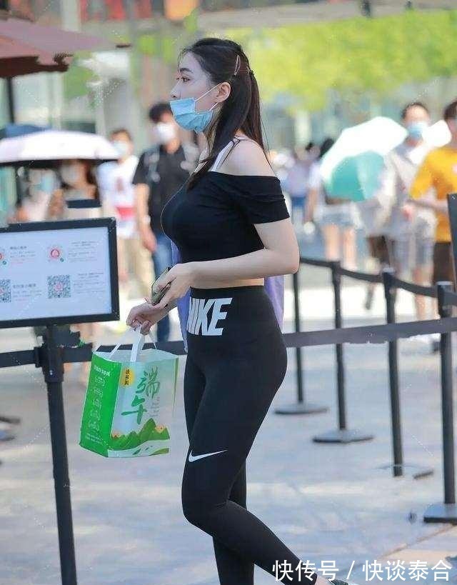 吊带背心|白色阔腿裤搭配吊带背心，使女性魅力十足，简约又时尚