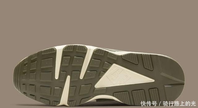 推动力|Stussy x Nike Air Huarache 沙漠橡树，旧旧的沙漠风