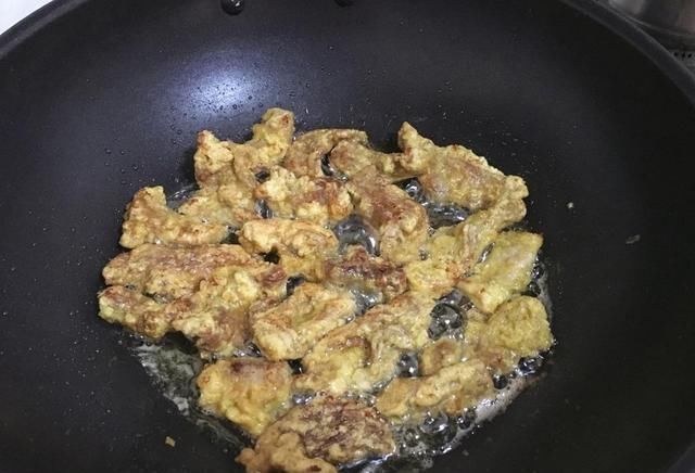 教你做美味的炸酥肉，方法简单，看一遍就能学会，大人小孩都爱吃