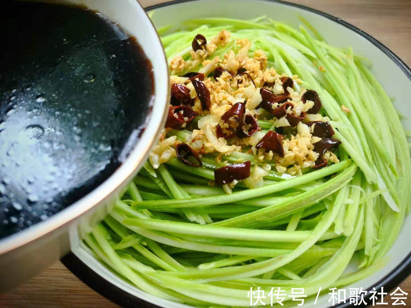 三伏天|这食材夏季很常见,才几毛钱一斤,加料一拌,清香爽口,开胃解暑