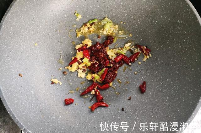 水煮肉片|水煮肉片的家常做法,做好之后肉片滑嫩,下饭又解馋