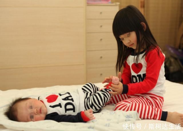 长大|二胎家庭的姐姐喜欢“打弟弟”,原因可气又可笑,希望弟弟快长大