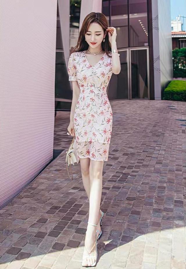 性感|浅粉色的连体包臀裙,枫叶印花设计的雪纺裙子,时尚性感气质绝伦