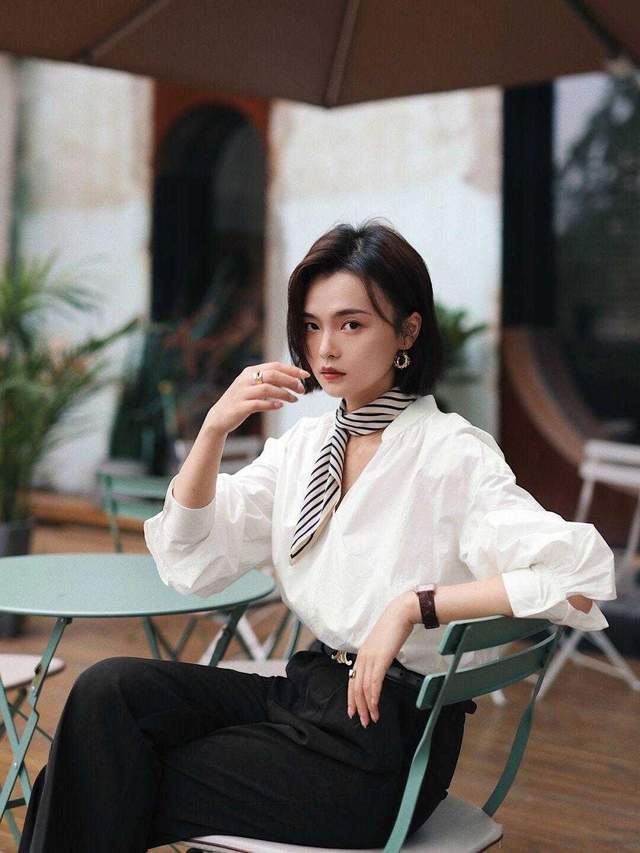 针织衫|25、35岁的韩系穿搭技巧分享，针织衫搭配百褶裙，精致高级又优雅