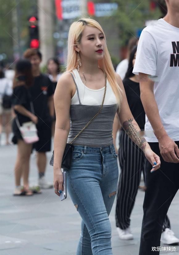 小个子女生会穿搭，修身牛仔裤配黑色马丁靴，高挑靓丽又显瘦