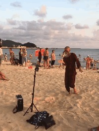 |搞笑GIF:娶了个这样的媳妇真是无语了啊,欢乐无限多呢