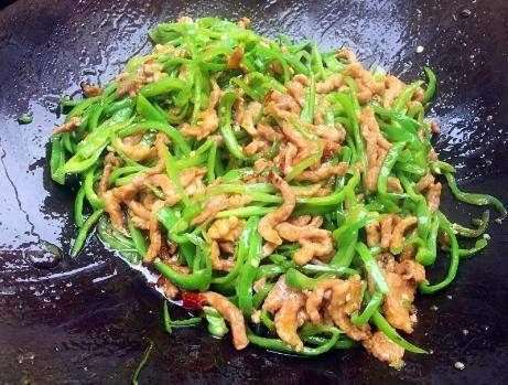 下锅|青椒炒肉丝,直接下锅炒是不对的,多加1个步骤,肉丝嫩滑不粘锅