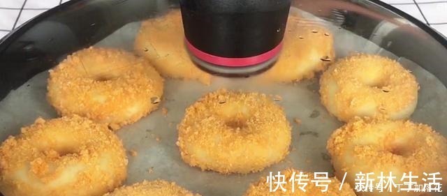 香甜|面粉里加2个鸡蛋，不用烤箱做小饼，香甜暄软，比面包简单好吃！