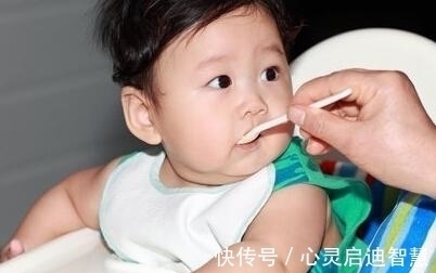 氧化钙|3岁儿子吃了半包干燥剂，妈妈一个举动救了娃，医生：比我还高明