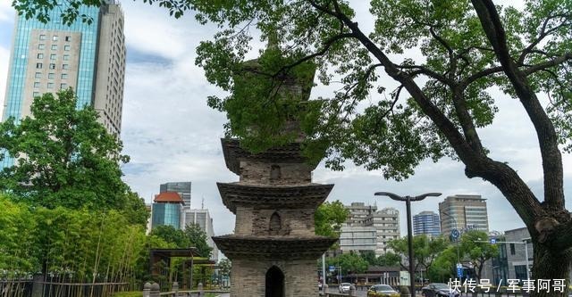 宁波市中心的人行道上，有座唐代砖塔，游客感慨宁波人心真大
