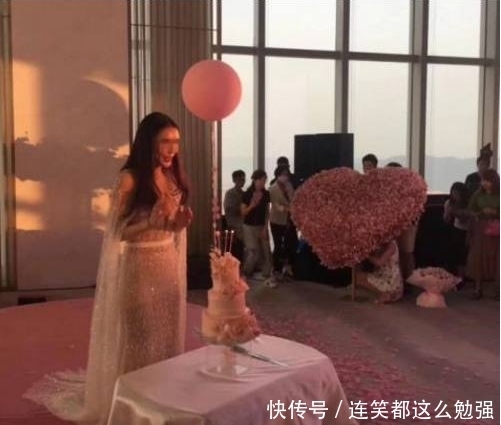 两朵花|土豪男子竟用10现金做婚礼的花饰,婚礼结束后,每人都有两朵花