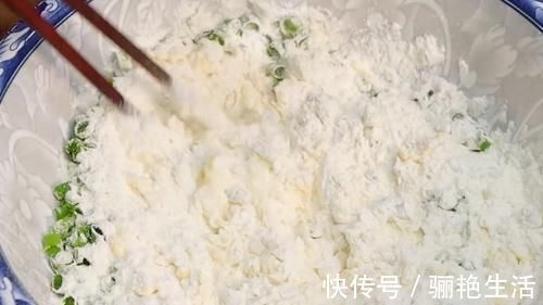 面团|面粉不要蒸馒头了，加一把小葱进去，一次做18个，家人都爱吃