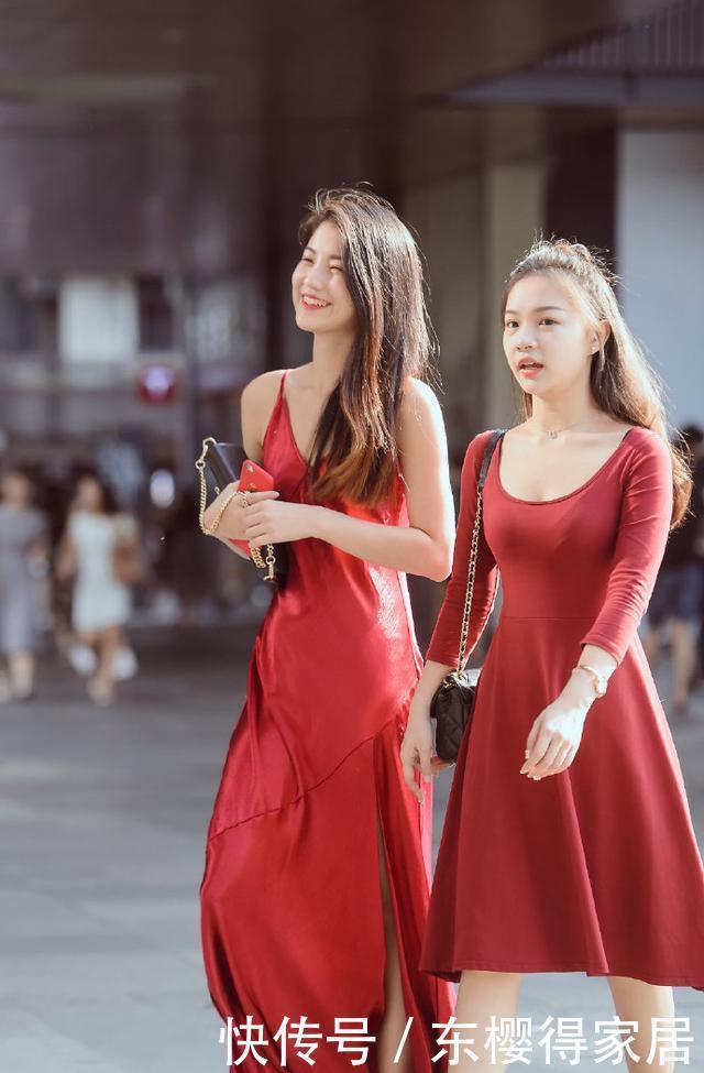 一袭红色长裙,搭配波浪卷发,尽显优雅高贵