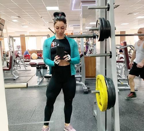 强壮|从苗条姑娘,到如今的肌肉芭比,肌肉让部分男人自叹不如