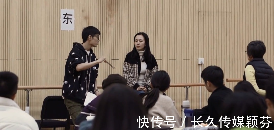 肖戰|肖戰話劇紀錄片曝光,無實物表演吃東西被辣到,素顏出鏡無包袱