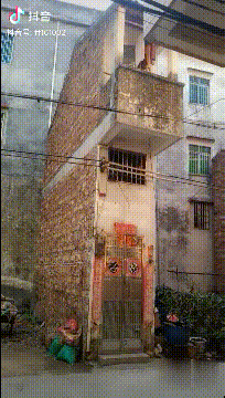 |搞笑GIF趣图:去吃席,不但没有吃饱,还弄了一身菜