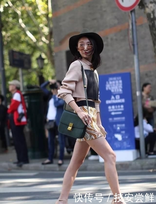 女性搭配高跟鞋,彰显出婀娜多姿的身材