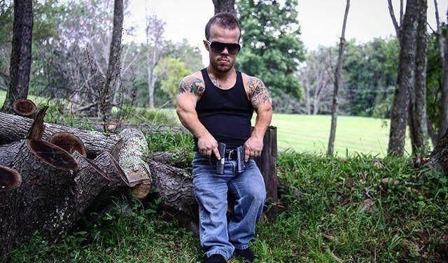 消防员|世界上最矮消防员,杠铃卧推220斤,他的肌肉不输正常人