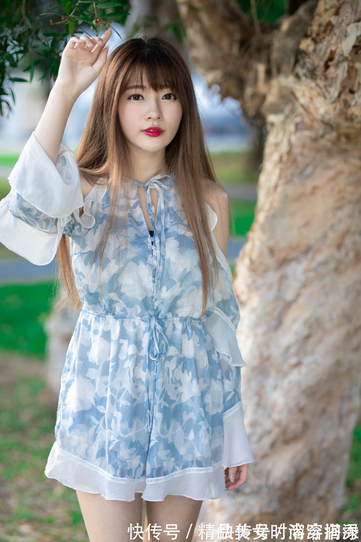 连衣裙 轻盈的雪纺连衣裙,轻薄透气,挂脖的设计露出香肩,时尚又甜美