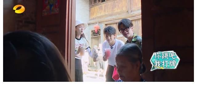 黄晓明|《中餐厅》明星做菜意外重重！厨房“鸡飞狗跳”，观众都捏一把汗