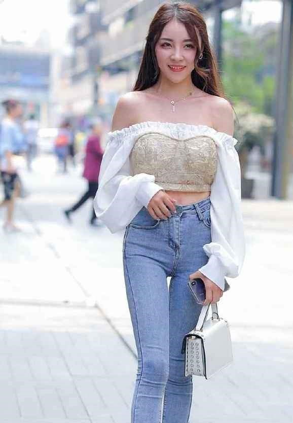 法式 小姐姐法式衬衣搭配牛仔裤,不会显得花哨,反而会很有时尚感