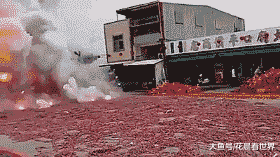 |搞笑GIF从来没有见过如此较真的一个大哥，非要弄得一样宽吗？