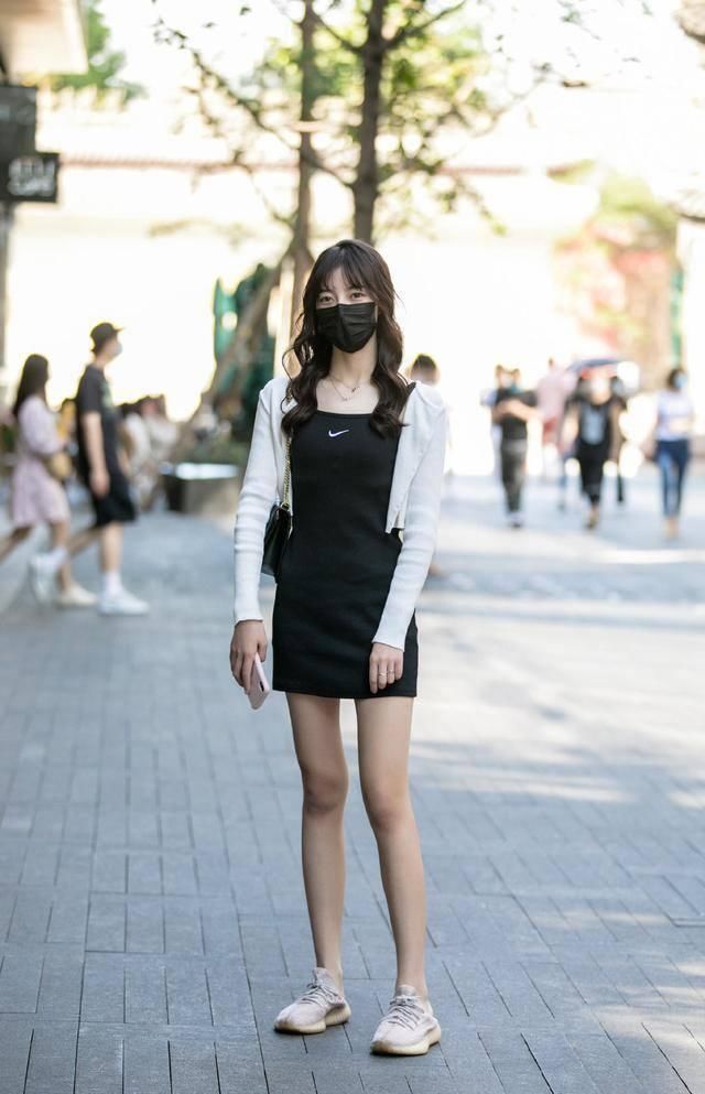 经典的“黑白配”总是穿出路人感学街头达人的穿搭,时髦洋气