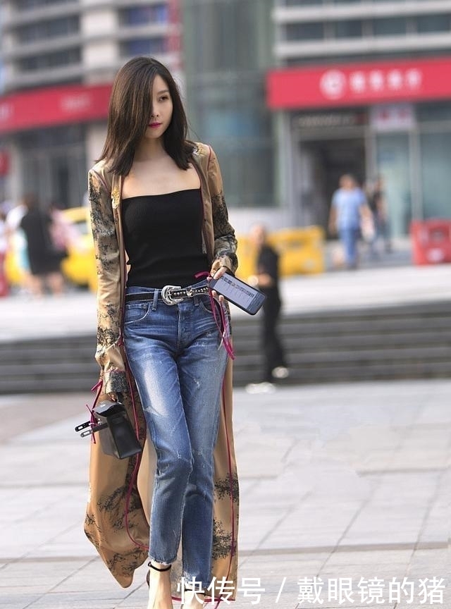 身材|紧身牛仔裤美女,简约时尚的搭配,轻松凸显出傲人身材