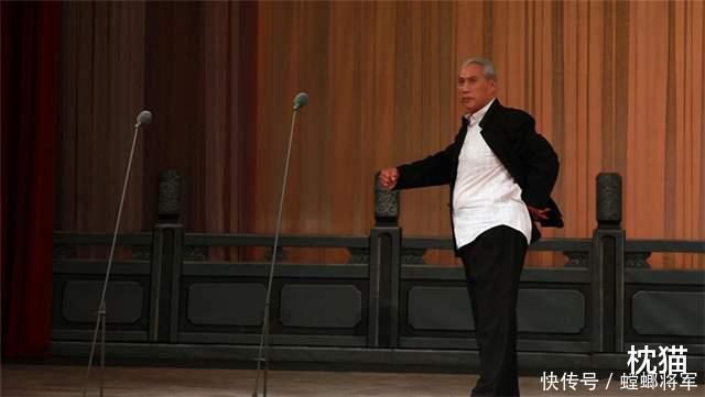 钱浩梁表演结束,他还是《红灯记》中的那个“李玉和”