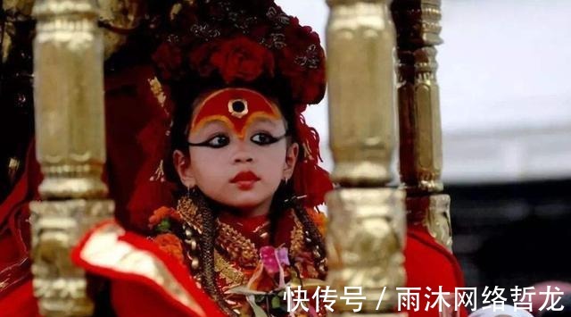 敬仰|尼泊尔最尊贵的女神：万人敬仰连国王也得下跪，退位后却无人敢娶