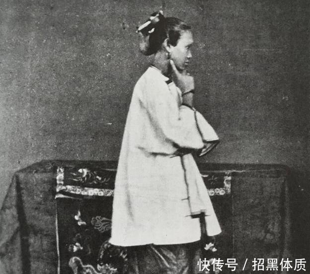 老照片|清朝女性老照片,不同阶层的女人差距很大,她们同喜欢一东西!