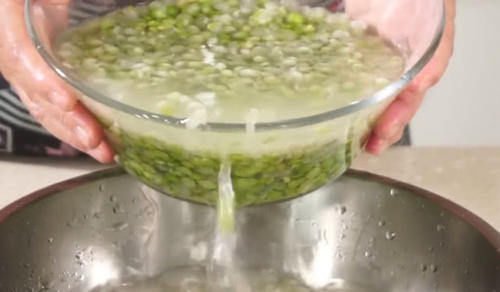 天热要多吃豌豆，教你一个新吃法，不炒菜不炖汤，2斤豌豆不够吃