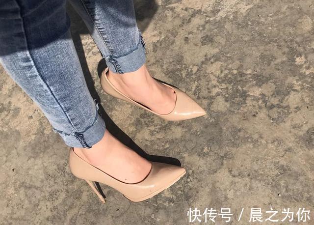平庸 尖头细高跟不会显得过于平庸,高贵优雅气质也来得刚刚好