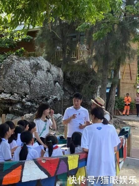 节目录制|央视记者王冰冰路透曝光，在三亚和撒贝宁尼格买提热聊，画面融洽