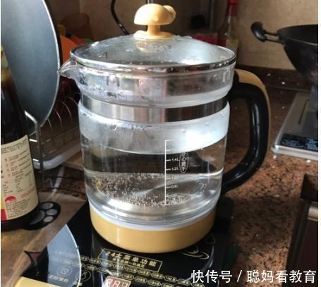 枸杞跟它泡一泡,坚持喝半个月湿气全消,美容养颜,腰也变细了