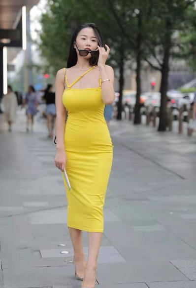 水晶 时髦女郎,吊带连衣裙搭配水晶高跟鞋,凸显曼妙身材,魅力女神范